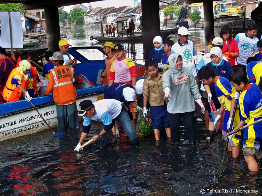 Walikota-Surabaya-Tri-Rismaharini-bersama-pelajar-membersihkan-sungai-dari-sampah-plastik